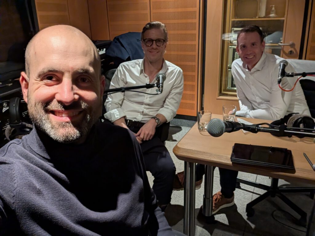 Drei Personen in einem Studio: Jonas Piela, Timm Hendrick Krieger, Dr. Sebastian Schulz.